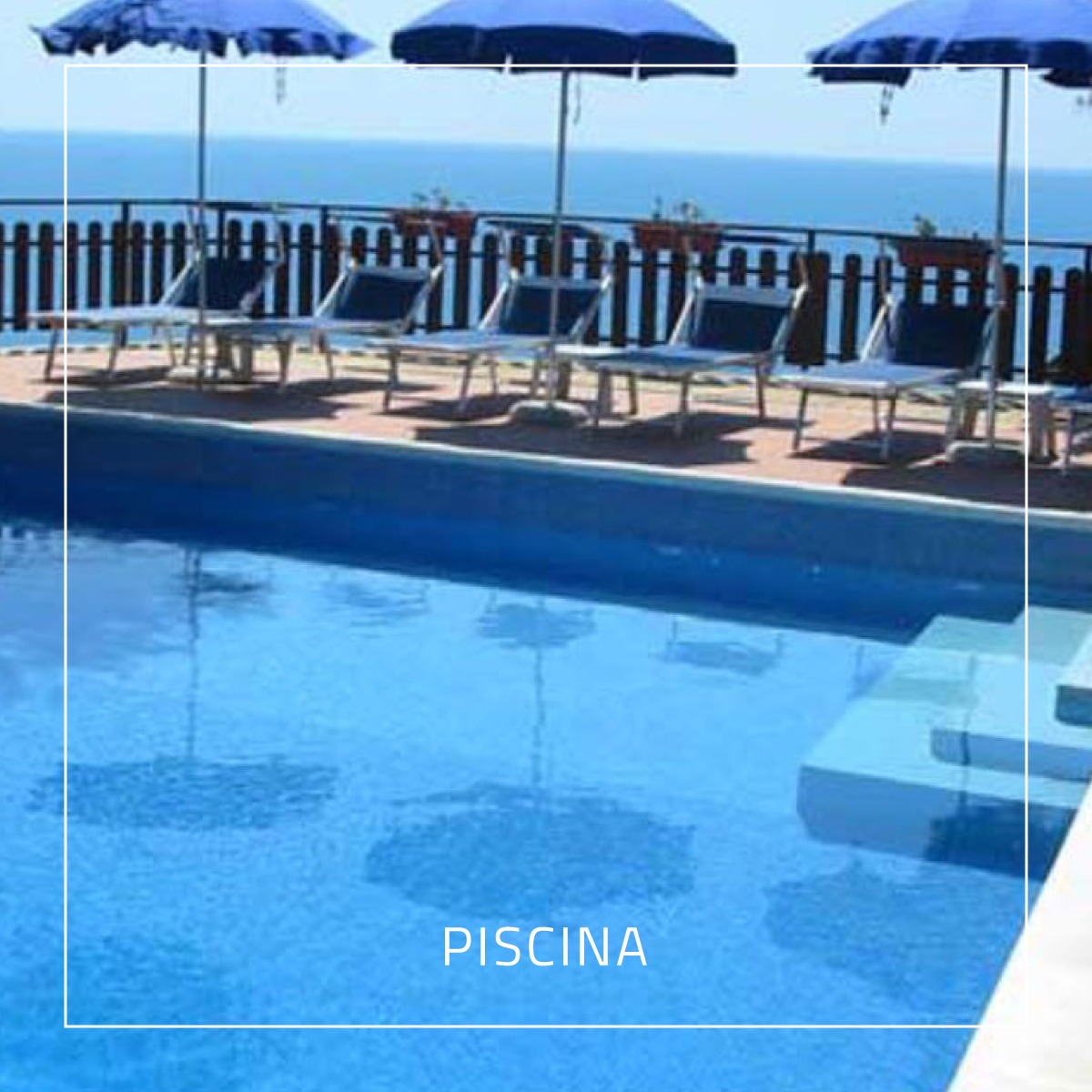 Piscina del Residence Punta Cilento - mare sullo sfondo